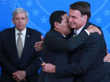 Hamilton Mourão e Jair Bolsonaro se abraçam