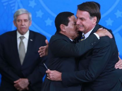 Hamilton Mourão e Jair Bolsonaro se abraçam
