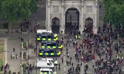 Em parque de Londres, centenas de britânicos protestam contra racismo
