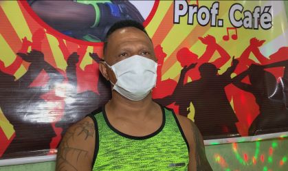 Conheça Café, professor de dança que dá sabor para vida de idosos na quarentena