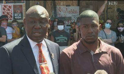 Familiares e amigos visitam local da morte de George Floyd: 'Queremos justiça'