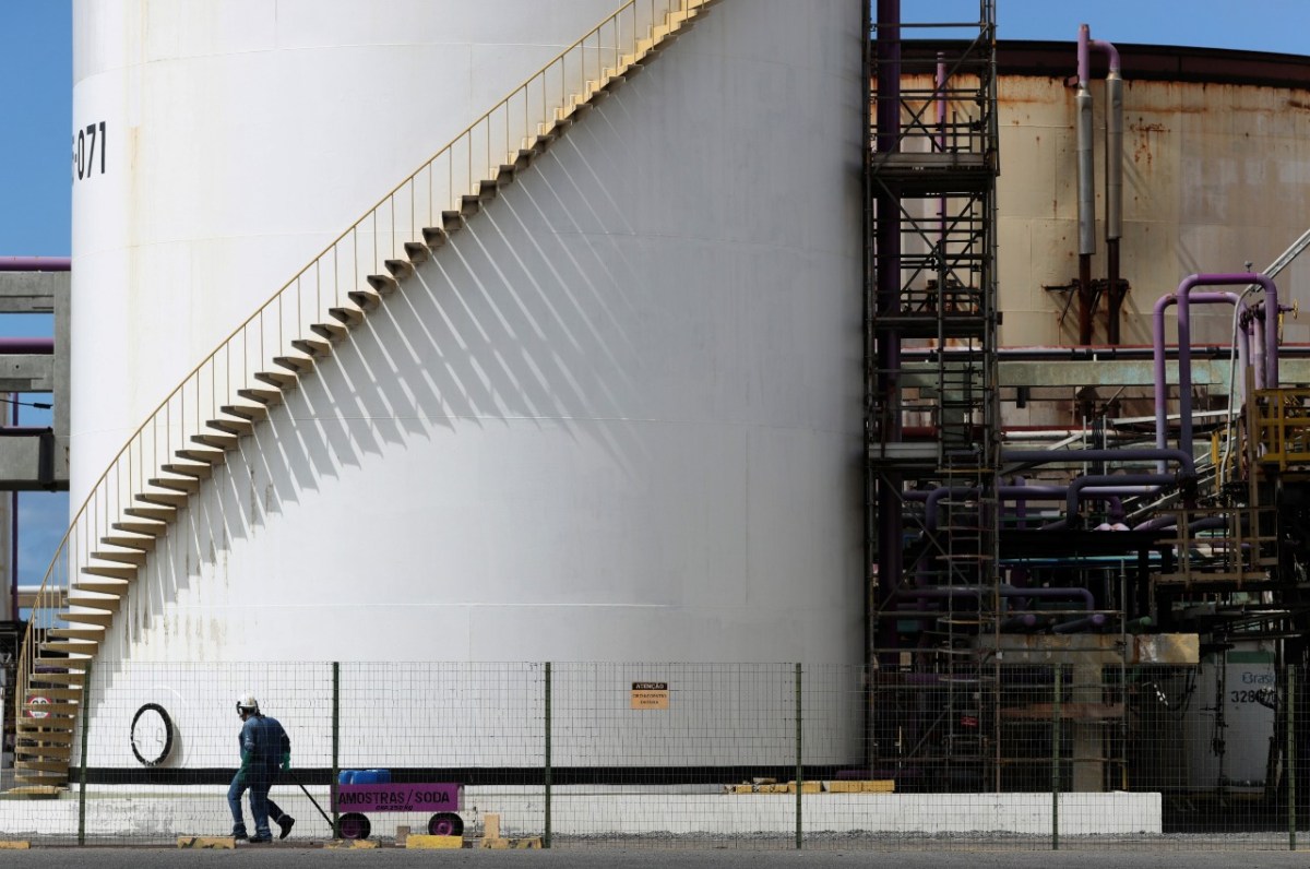 Petróleo bate máxima em seis semanas com 12ª dia de ataques consecutivos
