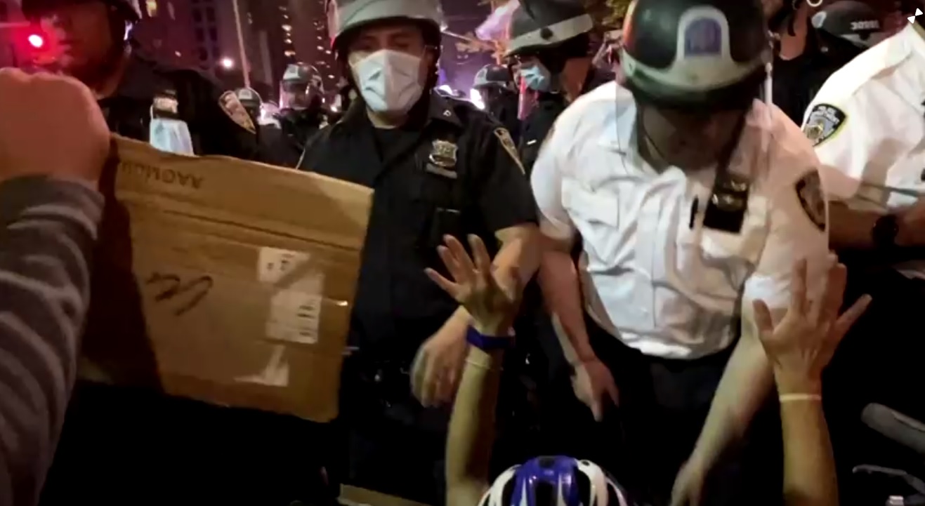 Manifestantes protestam em Nova York