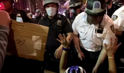 Cidade de Nova York elimina unidade de polícia recordista de reclamações