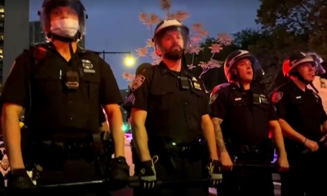 Policiais patrulham ruas de Nova York