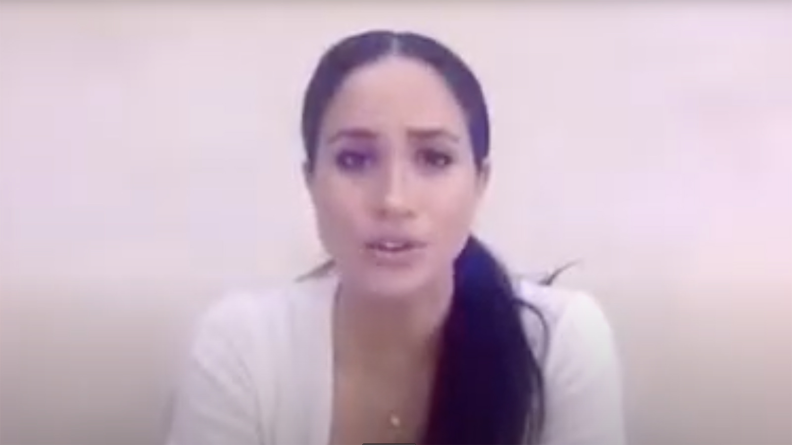 Meghan Markle discursou virtualmente a graduandos de uma escola de Los Angeles