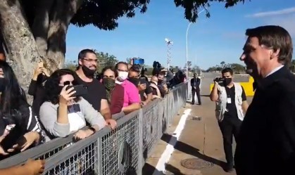 A apoiadores, Bolsonaro promete 'novidades' sobre acesso a armas