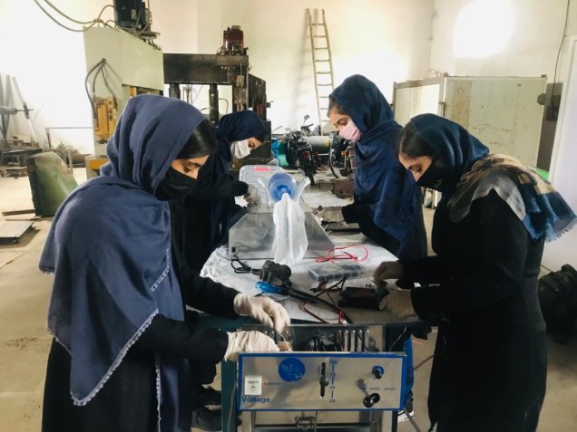 Garotas afegãs na cidade de Herat trabalham em ventilador pulmonar feito com peças de carro e moto / Foto: Somaya Faruqi -25.mai.2020/ Thomson Reuters Foundation