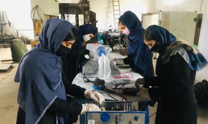 Meninas afegãs usam peças de carros e motos para construir ventilador pulmonar