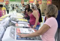 Intenção de consumo das famílias sobe, mas crédito difícil indica cautela, aponta CNC