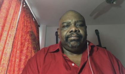 Mito da democracia racial é estratégia para silenciar negros, diz Sérgio Loroza