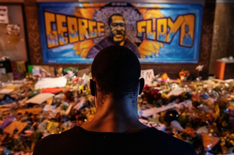 Homem em frente ao memorial para George Floyd, em Minneapolis