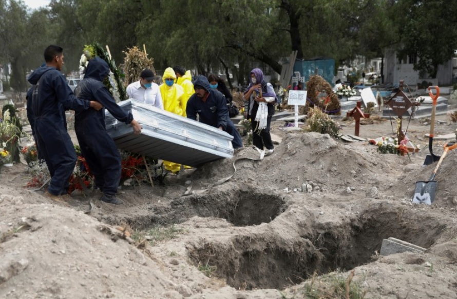 Enterro de vítima da Covid-19 em cemitério do México