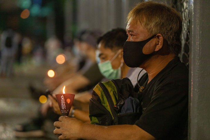 Manifestantes acendem velas para marcar 31º aniversário do Massacre da Praça da Paz Celestial / Foto: Isaac Yee/CNN (4.jun.2020)