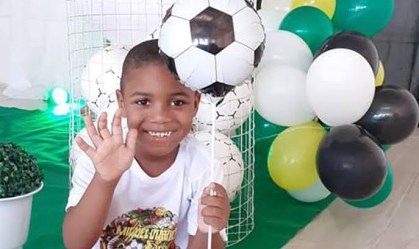 O garoto Miguel morreu após cair de prédio em Recife