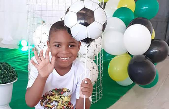 O garoto Miguel Otávio Santana da Silva, de 5 anos, morreu após cair do nono andar de um prédio conhecido como "Torres Gêmeas" no bairro São José, em Recife • Foto: Reprodução/Facebook