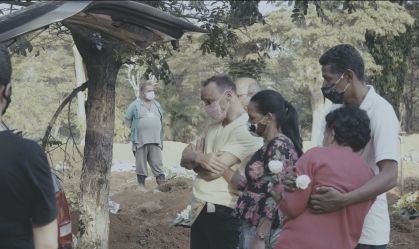 Famílias enfrentam a dor do luto e de enterros sem velório durante a pandemia