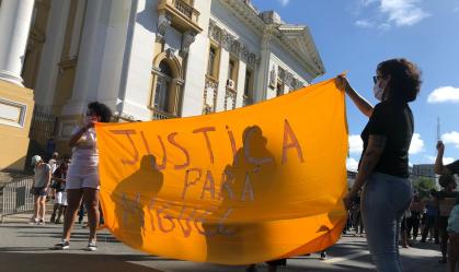 Manifestantes homenageiam garoto que morreu em prédio com ato em Recife 