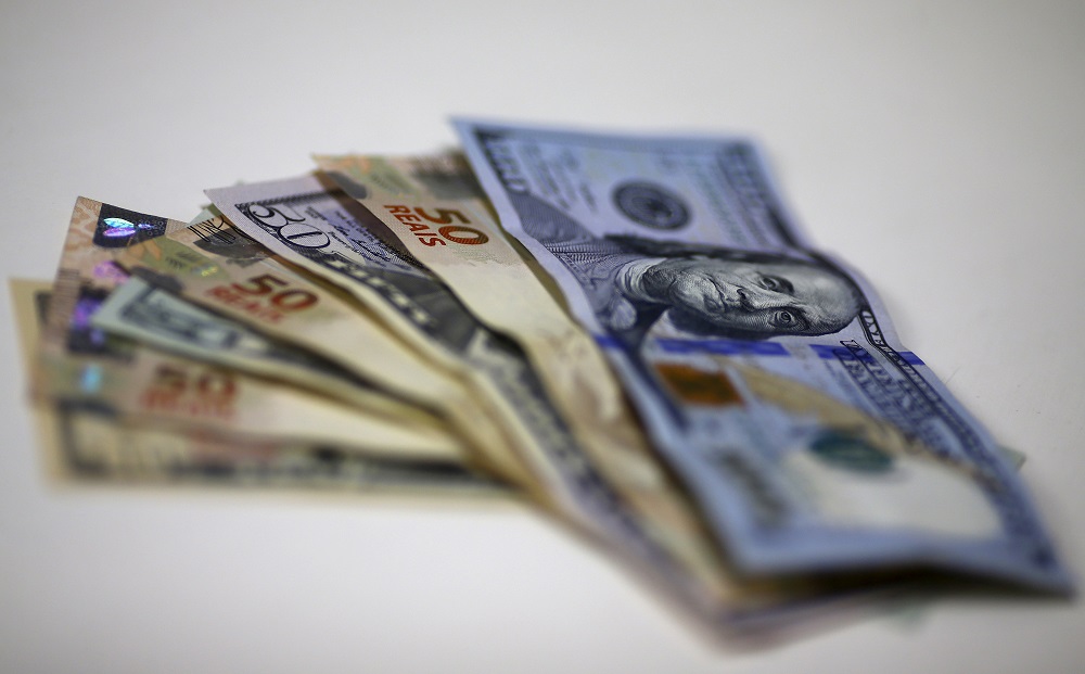 Notas de dólar e real
