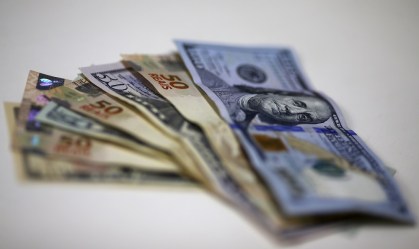 Notas de dólar e real