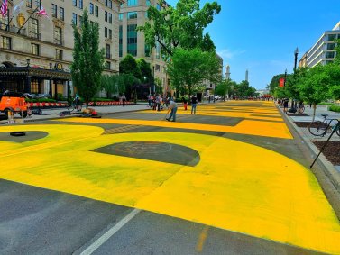 Manifestantes pintam 'Vidas negras importam' em letras gigantes em Washington