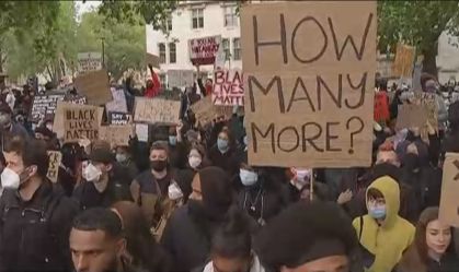 Manifestantes vão às ruas de Londres em ato contra o racismo