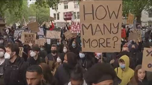 Manifestantes tomam ruas de Londres em ato antirracista
