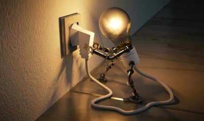 Lâmpada acesa em residência; energia gerada por concessionárias