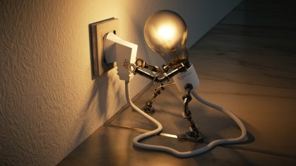 Lâmpada acesa em residência; energia gerada por concessionárias