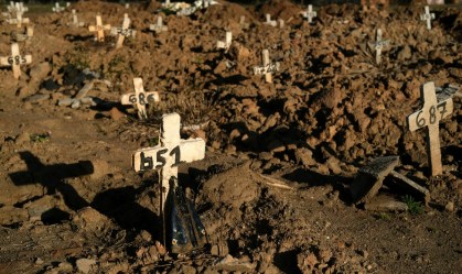 Cruzes sobre covas em Cemitério São Francisco Xavier