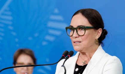 Em meio à pandemia, Regina Duarte quer mais recursos para setor cultural