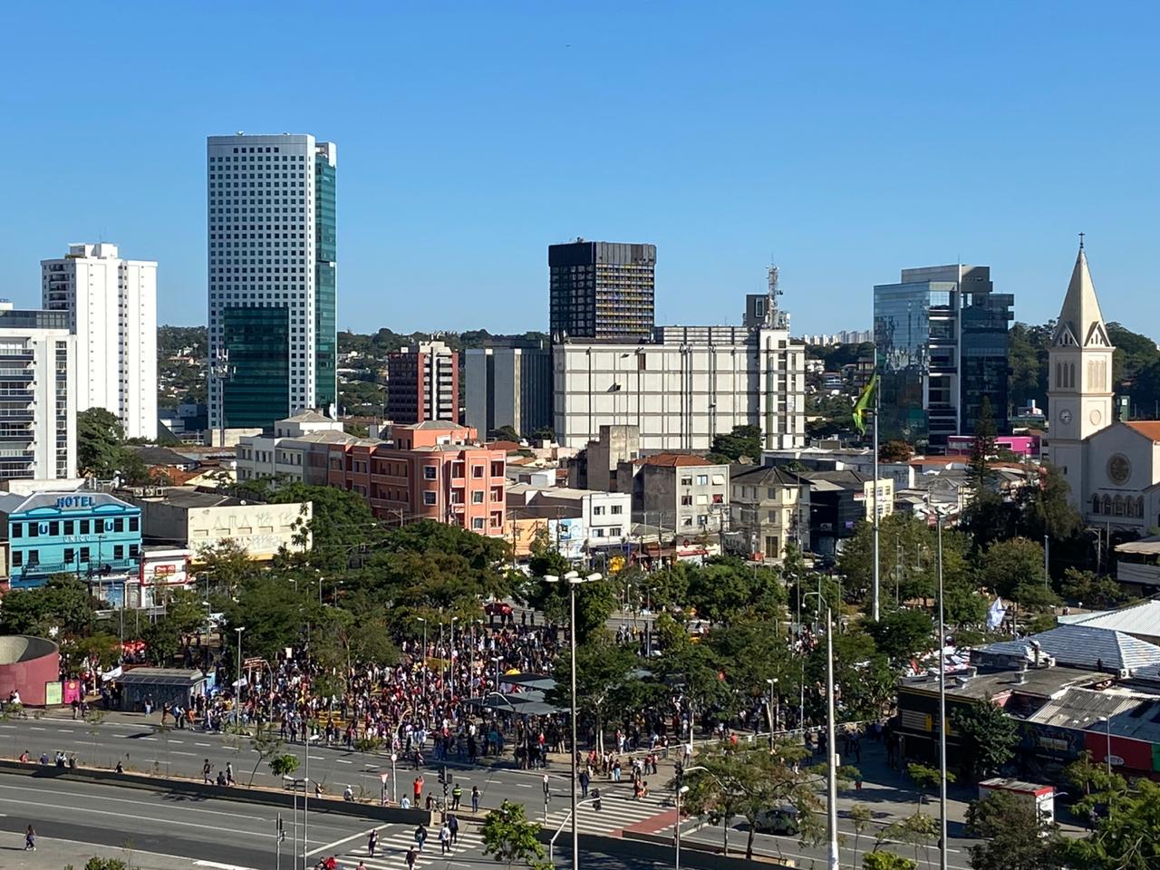 Manifestantes contrários ao governo no Largo da Batata
