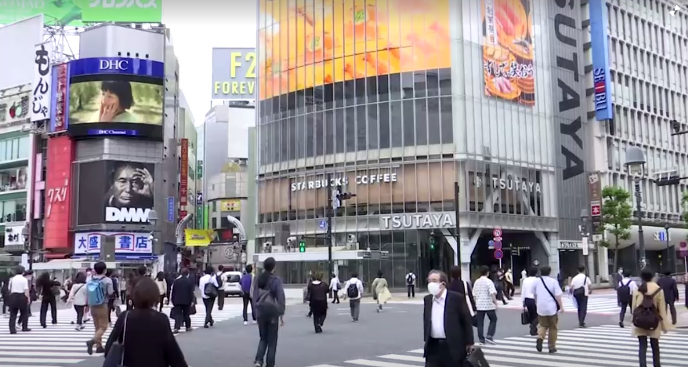 Japoneses caminham no cruzamento de Shibuya, em Tóquio