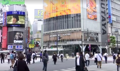 Japoneses caminham no cruzamento de Shibuya, em Tóquio