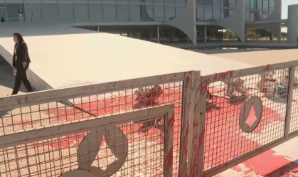 Justiça manda soltar homem que jogou tinta na rampa do Planalto