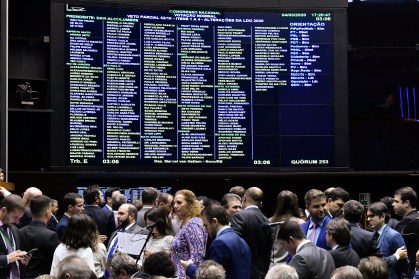 Plenário da Câmara durante sessão conjunta do Congresso sobre vetos