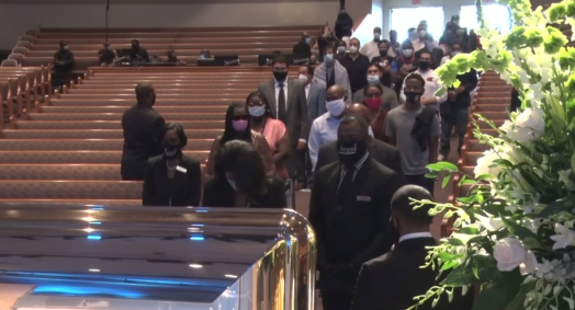 Fila de visitantes aguarda para ver caixão de George Floyd em igreja em Houston