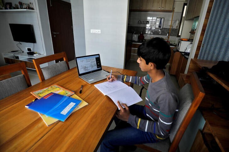 estudante indiano em aula online