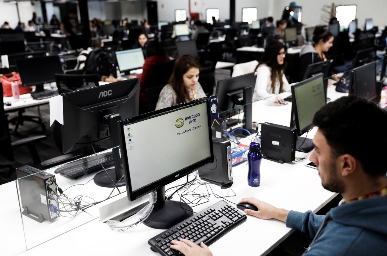 Funcionários em escritórios do Mercado Livre 