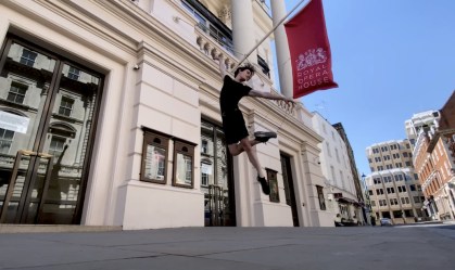Balé Real britânico dança nas ruas de Londres ao som dos Rolling Stones