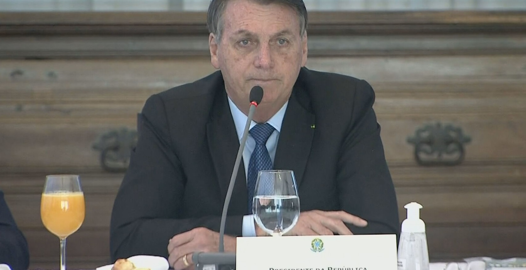 O presidente Jair Bolsonaro durante reunião ministerial transmitida ao vivo 