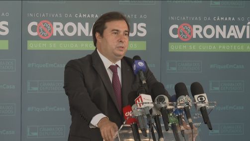 O presidente da Câmara, Rodrigo Maia (DEM-RJ), fala à imprensa