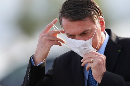 O presidente Jair Bolsonaro com máscara de proteção