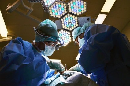 médicos em cirurgia