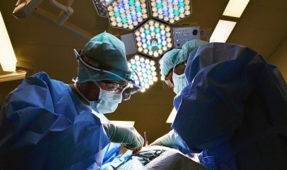 médicos em cirurgia