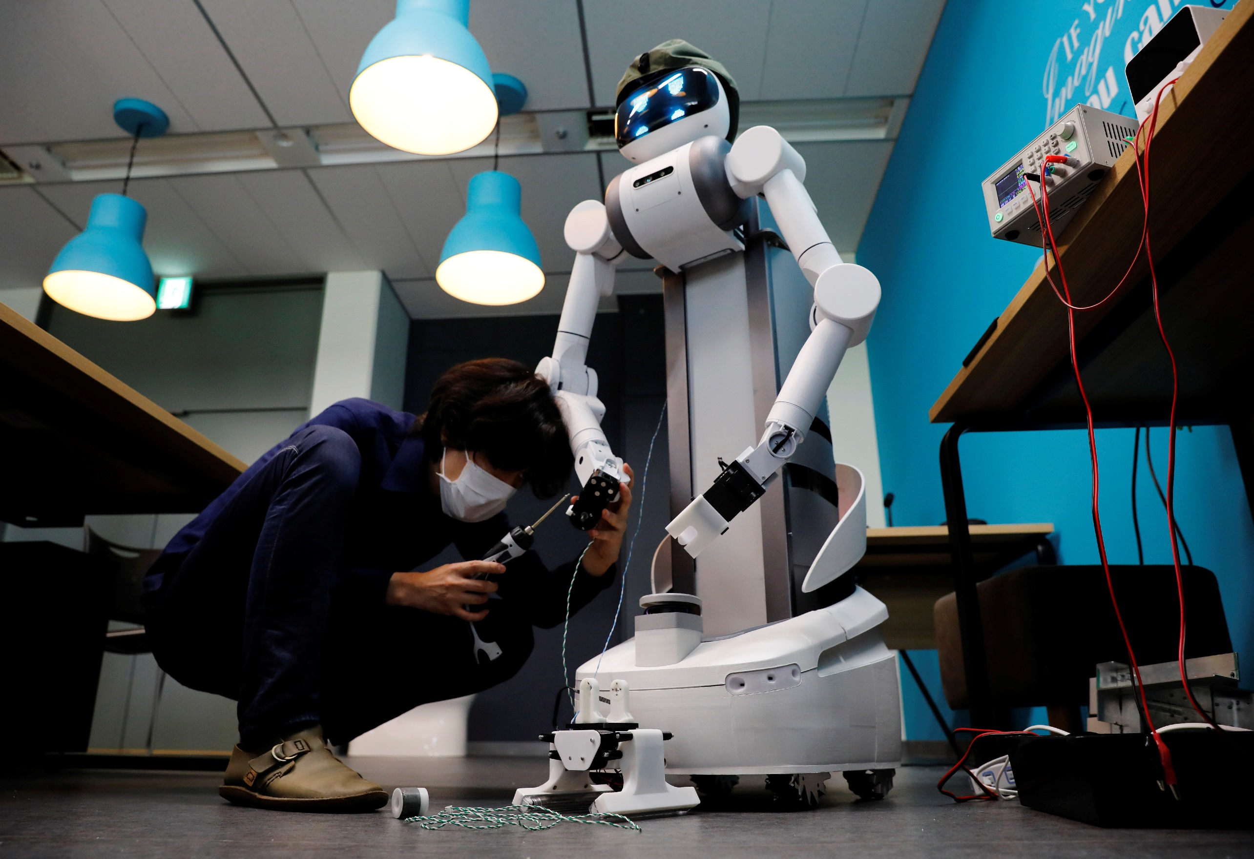 Robô "Ugo", da Mira Robotics, no laboratório da empresa em Kawaski