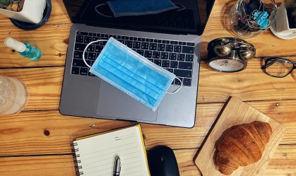 máscara em ambiente home office 