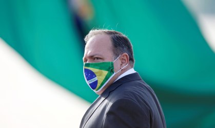 Pazuello nomeia veterinário para dirigir programa de vacinas
