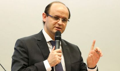 Internado com Covid-19, secretário de Educação de SP é transferido para UTI