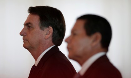TSE suspende julgamento de ações que pedem cassação da chapa Bolsonaro-Mourão